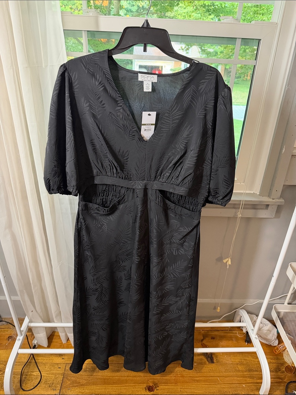 sofia by sofia vergara Black Textured V-Neck Midi Dress with Puff Sleeves